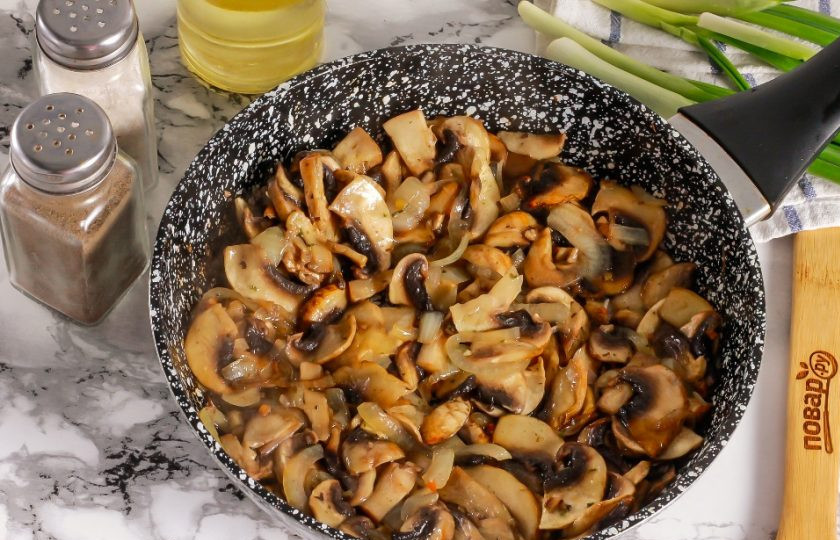 1. Этап. Грибная начинка для блинов: Обжарьте все вместе примерно 7-8 минут. Сначала грибы выпустят жидкость и она должна будет выпариться. Потом нарезка начнет обжариваться вместе с луком. Как только она подрумянится — начинка полностью готова. Выключите нагрев.