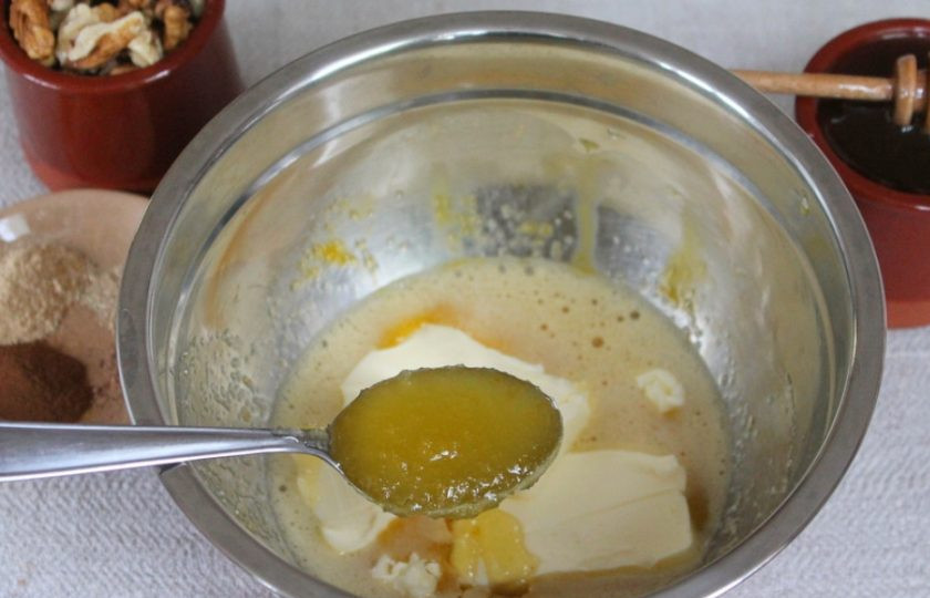 1. Этап. Пряники с грецкими орехами: Кладем мед. Массу немного подогреваем и перемешиваем до однородной консистенции.