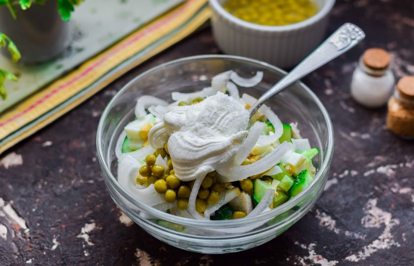 1. Этап. Салат с огурцом и горошком: Заправьте салат майонезом или сметаной, перемешайте и подавайте к столу.