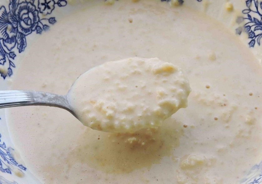 1. Этап. Пшенные оладьи: 1. В миске разминаем готовую кашу, вбиваем яйцо, всыпаем муку, сахар и добавляем разрыхлитель. Оставляем тесто на пару минут, после чего приступаем к приготовлению.