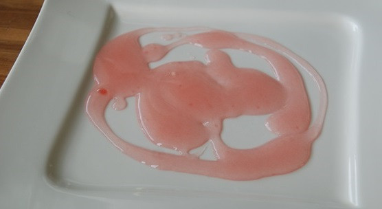 1. Этап. Вермишелевая запеканка: На тарелочку капните столовую ложку киселя.