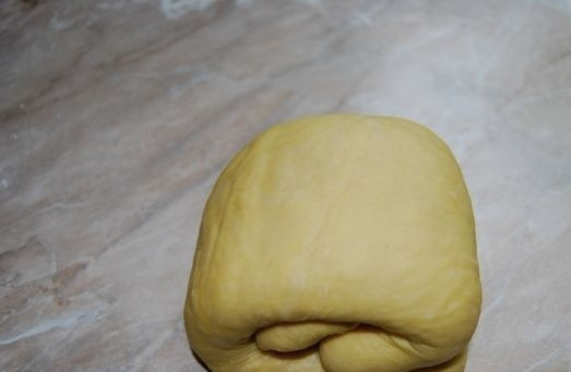 1. Этап. Торт Наполеон с очень вкусным кремом: В итоге сложите тесто конвертом. Уберите его на 1 час в морозилку.