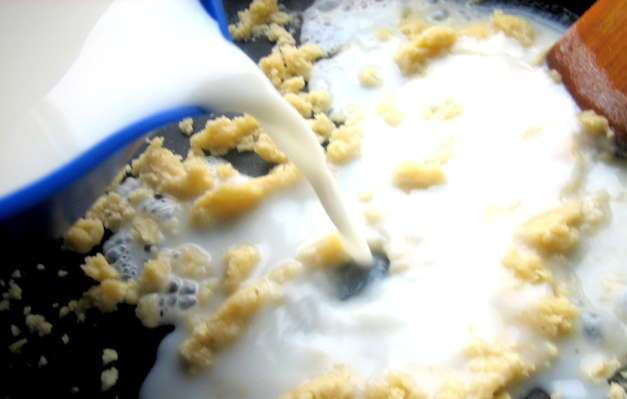 1. Этап. Рыба под соусом бешамель: 4. Готовим соус: на сливочном масле обжариваем муку, после чего добавляем сливки или жирное молоко. Доводим все до однородной консистенции и снимаем с огня. При необходимости сделать однородную массу можно в блендере.