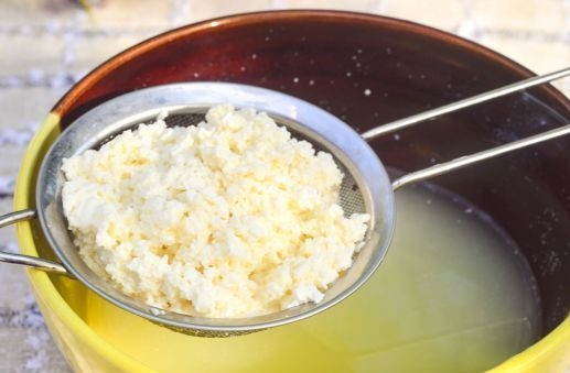 1. Этап. Творог в микроволновке: Творог переложите в сито, чтобы стекла вся сыворотка.