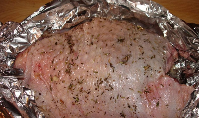 1. Этап. Бедро индейки с овощами: Бедро индюшки промойте хорошенько и оботрите насухо. Сделайте надрезы, вставьте в них зубчики чеснока. Натрите бедро прованскими травами, посолите и поперчите. Укутайте в два слоя фольги, смажьте ее предварительно маслом, чтобы мясо не пригорело и не прилипло. Сделайте фольгу в виде лодочки или кармана: суть в том, чтобы жир, который будет образовываться, не вытекал.