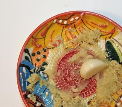 1. Этап. Куриные окорочка по-Гавайски: Имбирь и чеснок измельчить, я натираю на специальной тёрочке.