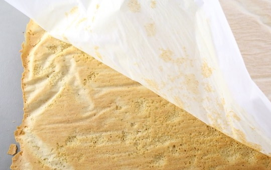 1. Этап. Медовик простой: 7. Аккуратно отсоедините пергамент от испеченного коржа. Проделайте эти же действия с оставшимся тестом.