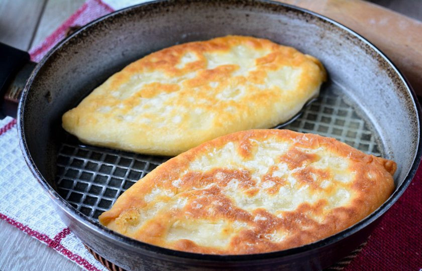 1. Этап. Тонкие пирожки на кефире: Обжаривайте на растительном масле по 3-4 минуты с каждой стороны, пока не подрумянятся.