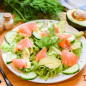 Салат с форелью и авокадо