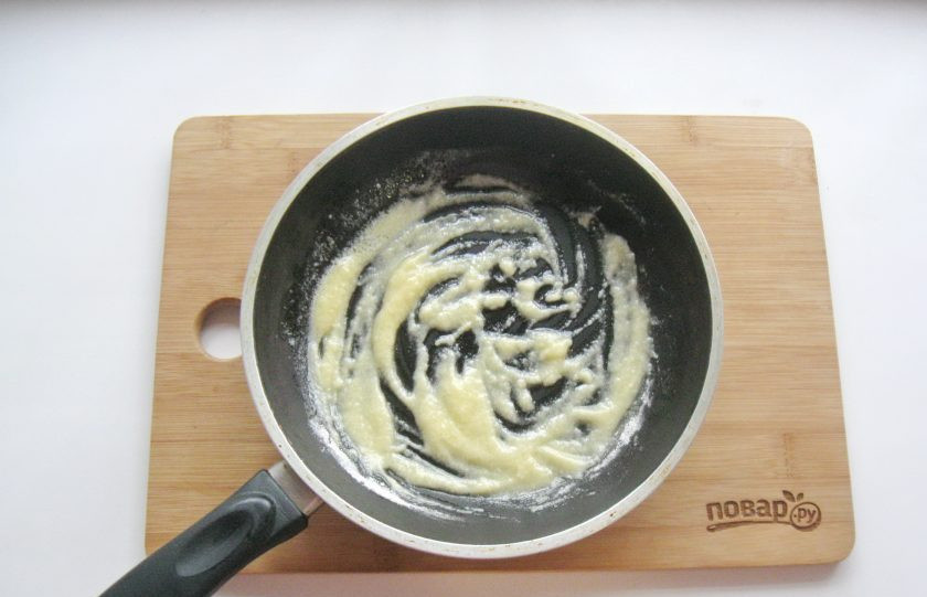 1. Этап. Белый соус: Хорошо перемешайте растопленное сливочное масло с мукой. Комочков быть не должно.