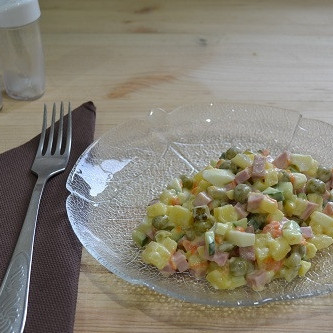 Салат Оливье с солеными и свежими огурцами