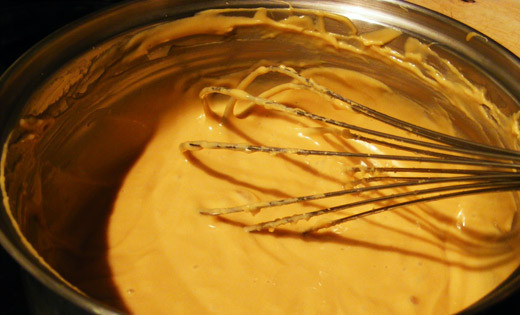 1. Этап. Cоус для гамбургера: 2. Смесь помещаем в сотейник, на маленьком огне, постоянно помешивая, доводим смесь до полного растворения сыра.