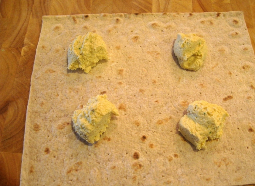 1. Этап. Горячий рулет из лаваша: 1. Расстилаем лаваш, смазываем его равномерно хумусом. Посыпаем специями.