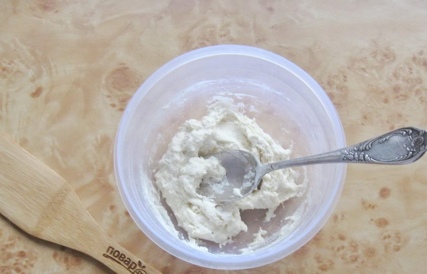 1. Этап. Ленивые вареники с капустой: Перемешайте муку, соль и воду.