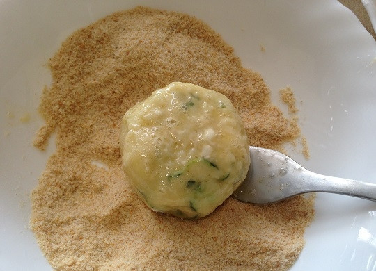 1. Этап. Аранчини из кускуса с цукини и моцареллой: 10. И обваливаем в сухарях. Затем еще раз в яйцо и в сухари, получается двойная панировка.