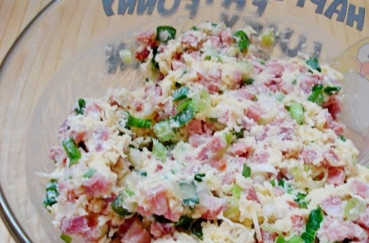 1. Этап. Перец, фаршированный колбасой и сыром: 7. И добавьте в мисочку. Еще раз хорошо перемешайте. Попробуйте, может, захотите добавить щепотку соли, если сыр несоленый, или перца, например. Все, начинка готова.