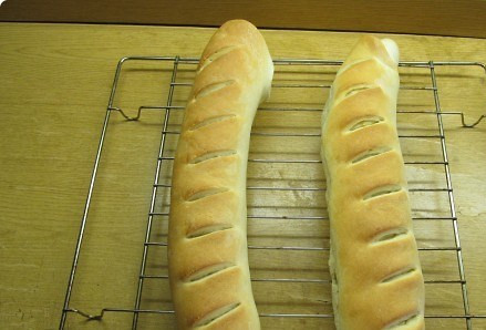 1. Этап. Багет в духовке: 9. Выпекаем в разогретой духовке примерно полчаса, пока не появится аппетитная корочка.