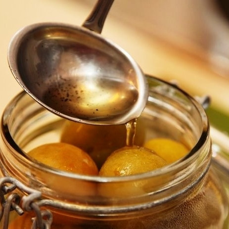 1. Этап. Маринованные сливы: Заливаем сливы горячим сиропом. Закрываем банки, остужаем их сперва при комнатной температуры, после чего отправляем в прохладное темное место на 3-4 недели.