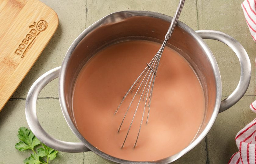 1. Этап. Ленивые голубцы в аэрогриле: Пока запекаются голубцы приготовьте соус. Соедините сметану, томатную пасту и муку. Перемешайте. Добавьте соль по вкусу, для более сбалансированного вкуса можно добавить пару щепоток сахара. Влейте небольшое количество воды и перемешайте. Затем добавьте оставшуюся воду.