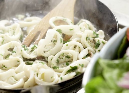 1. Этап. Салат из кальмаров классический: Замаринованного кальмара обжарьте на сильном огне 3 минуты, переворачивая.