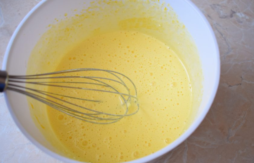 1. Этап. Яблочный пирог по старинному рецепту: Взбейте немного яйца с сахаром в воздушную пену. Вмешайте в яйца мягкий, влажный творог и сметану.