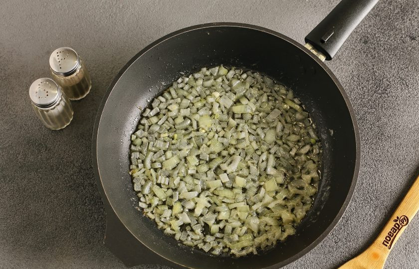 1. Этап. Ризотто с креветками и цукини: Лук нарежьте кубиками и обжарьте на смеси сливочного и растительного масла.