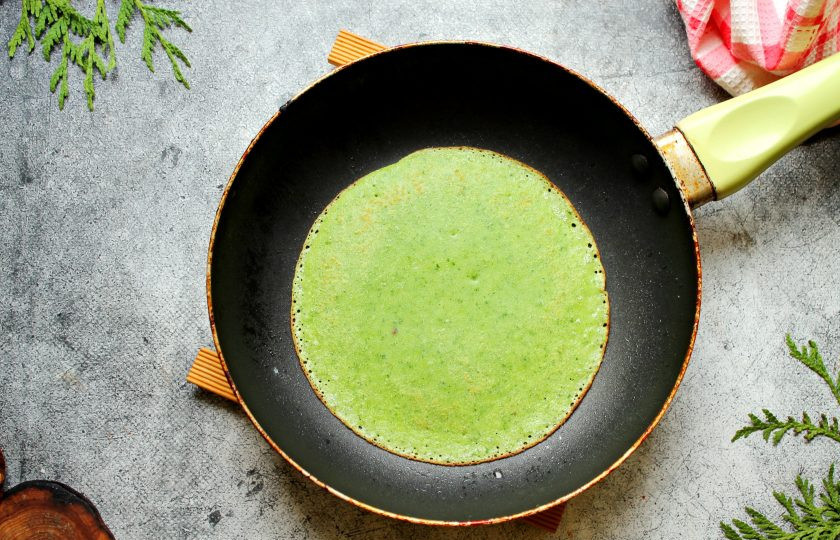 1. Этап. Закуска Виктория: Испеките в горячей, смазанной сковороде тонкие блинчики, не зажаривая.