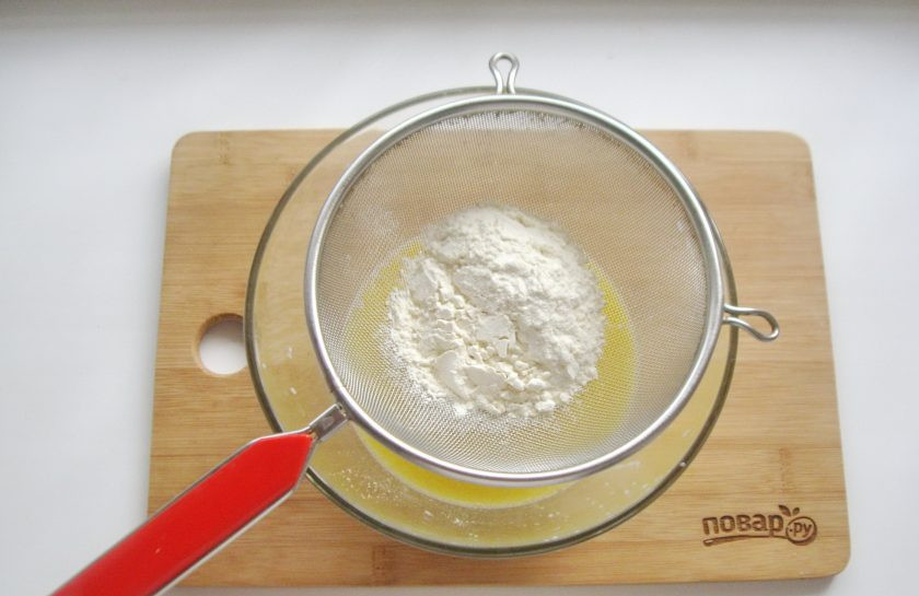 1. Этап. Дрожжевой пирог с малиной: Насыпьте просеянную муку.