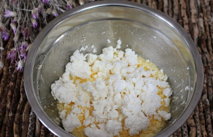 1. Этап. Творожное печенье с маком: Творог высыпаем в миску и все перемешиваем.