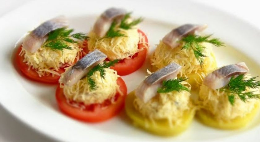 1. Этап. Простая закуска из сельди: 7. Украсьте каждый кусочек веточкой укропа и кусочком сельди.