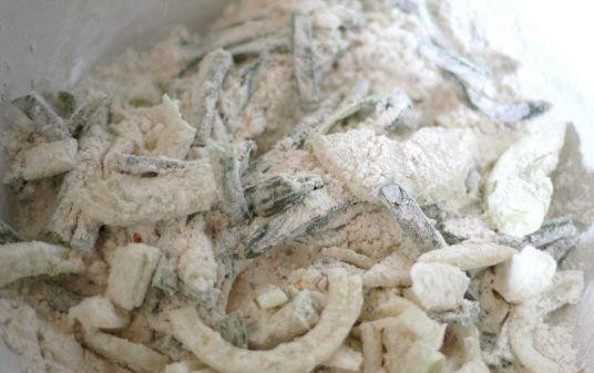 1. Этап. Пакора с зеленым луком: Весь лук добавить в муку, затем долить немного воды и все хорошенько перемешать.