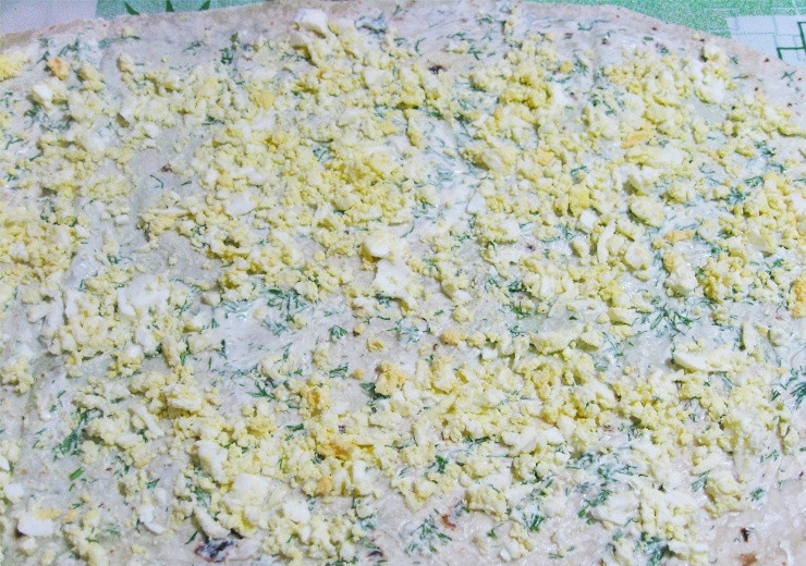 1. Этап. Рулет из лаваша с консервированной рыбой: Потом мы берем второй лаваш и кладем его аккуратно на первый, его также смазываем половиной от всего оставшегося майонеза и посыпаем измельченными яйцами.