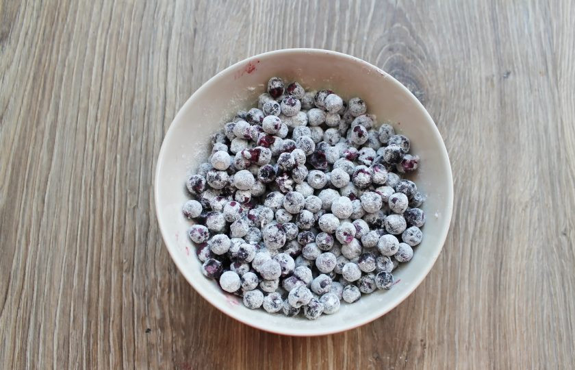 1. Этап. Ватрушки с черникой: Чернику смешайте с крахмалом.