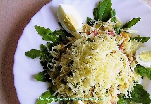 1. Этап. Салат Цезарь с семгой: Посыпьте тертым сыром и подавайте.