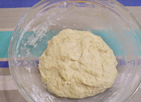 1. Этап. Дрожжевой пирог с вареньем: 5. Тесто оставляем в теплом месте на 1,5-2 часа. Накрываем сухим полотенцем. Не стоит тесто накрывать пленкой, оно должно дышать.