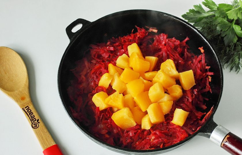 1. Этап. Борщ с тыквой: Обжарьте все вместе до полной готовности, добавьте нарезанную кубиками тыкву.