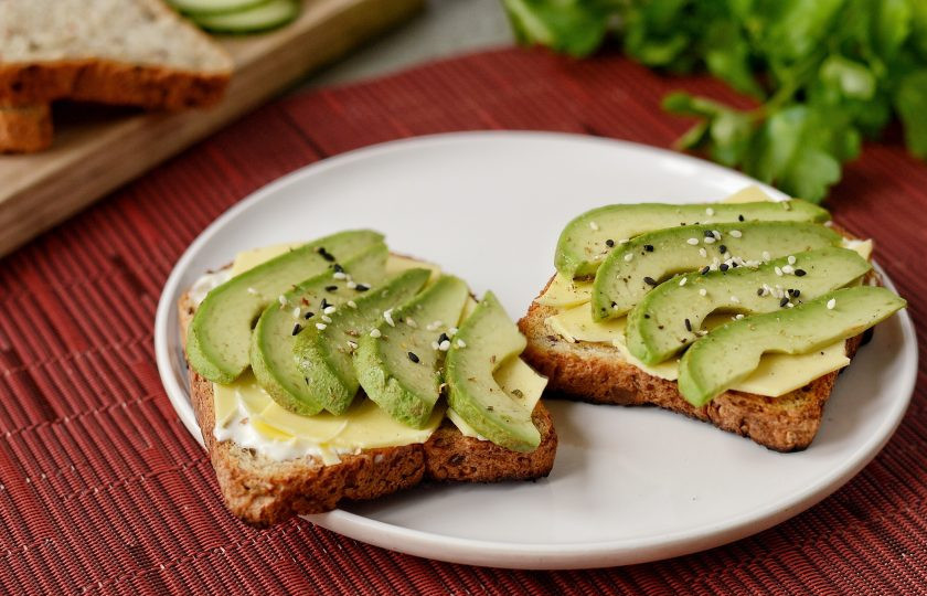 1. Этап. Бутерброды с сыром и авокадо: Бутерброды с сыром и авокадо готовы, приятного аппетита!