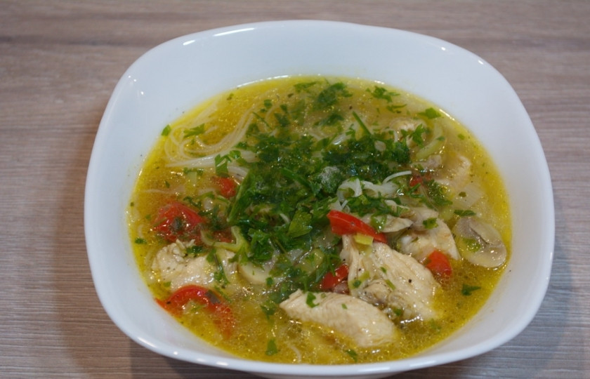 1. Этап. Куриный суп с лапшой в азиатском стиле: Разлейте суп по мискам, добавив в каждую небольшое количество рисовой лапши. Рисовая лапша длинная. Ее неудобно есть ложкой. Для удобства лапшу лучше предварительно нарезать на более короткие кусочки. Азиаты едят лапшу палочками, но даже очень хорошие палочки не смогут аккуратно справиться со слишком длинной лапшой. Присыпьте супчик зеленью.