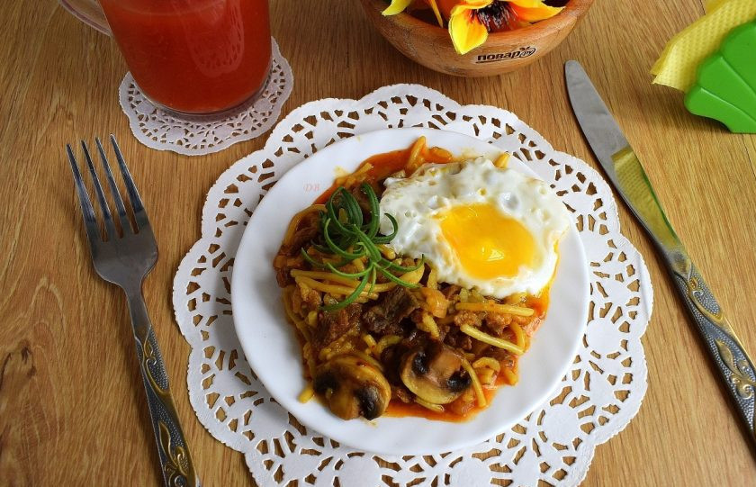 1. Этап. Соба Меши в итальянском стиле: Выложите на тарелку. Подавайте с жареным яйцом и свежей зеленью. Приятного аппетита!