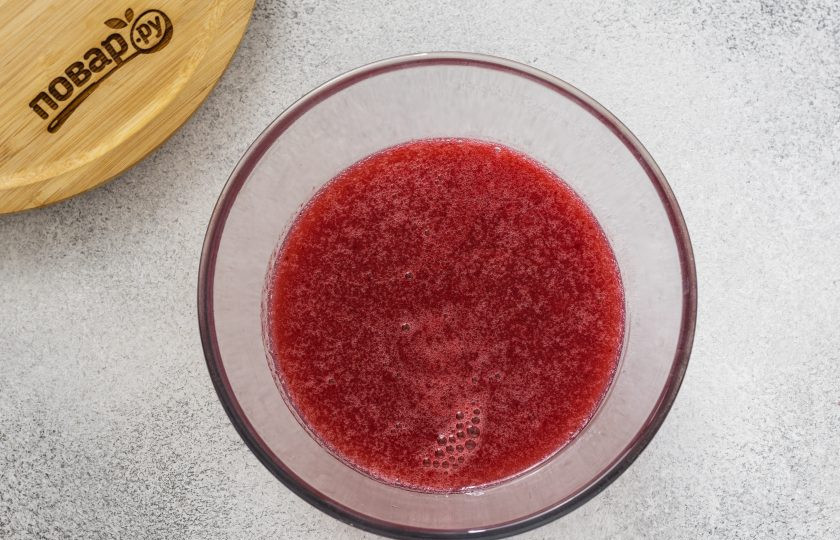 1. Этап. Клюквенный мусс с манкой: Переложите получившуюся смесь в глубокую миску. Добавьте клюквенный сок. Размешайте.