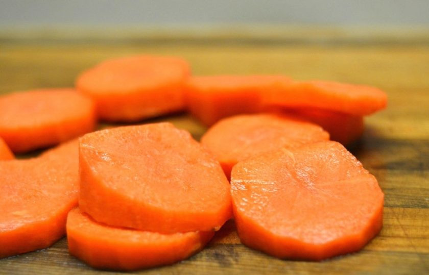 1. Этап. Вкусный и простой рыбный суп: 4. Промойте и почистите морковь, порежьте ее ломтиками.