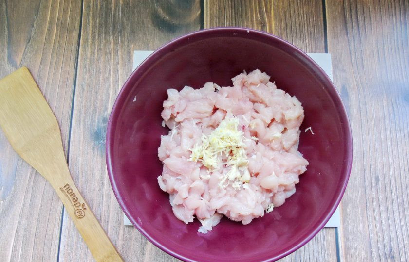 1. Этап. Рубленые котлеты из индейки и тыквы в духовке: Добавьте измельченный чеснок.