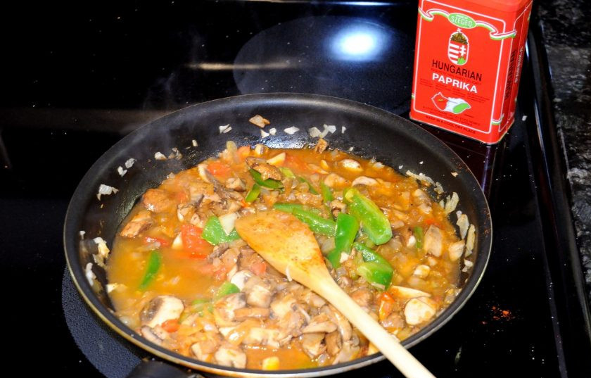 1. Этап. Овощи, тушенные в сметане: Шампиньоны режем пластинками, чеснок измельчаем. Добавляем эти ингредиенты, а также томатный соус, паприку, соль по вкусу в сковороду. Тушим все 10 минут.