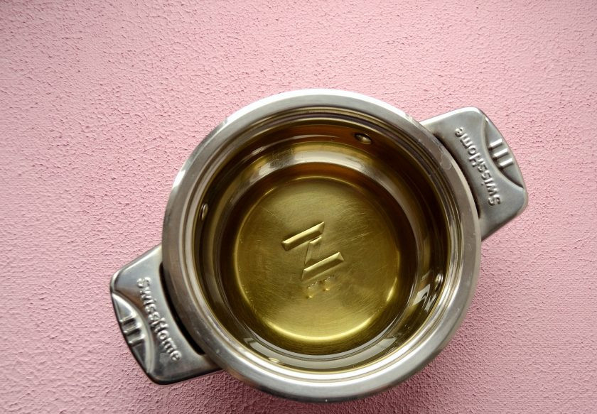 1. Этап. Индийский десерт: В кастрюлю с толстым дном налейте масло и поставьте нагреваться на средний огонь.