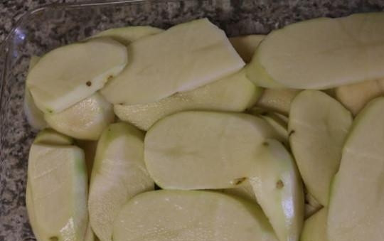 1. Этап. Картофельная запеканка с двумя видами сыра: Картошку помойте, почистите и нарежьте слайсами.