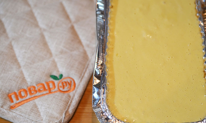 1. Этап. Карамельно-яблочный пудинг: Вылейте на яблоки.