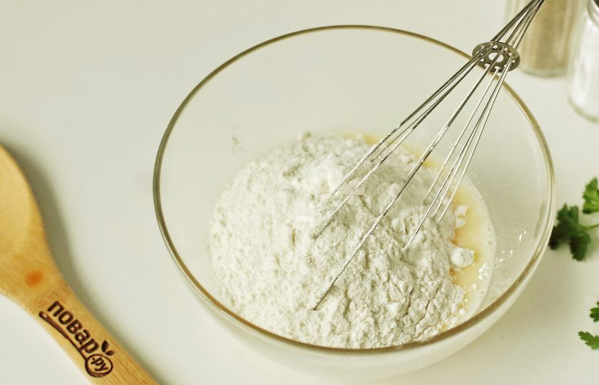 1. Этап. Грибной суп с галушками: Добавьте муку.