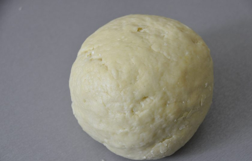 1. Этап. Кибинай: Долго тесто не вымешивайте, чтобы не таяло масло и не развивало клейковину. Пирожки должны быть рассыпчатые. Переложите тесто в пакет и уберите на 30 минут в холодильник.