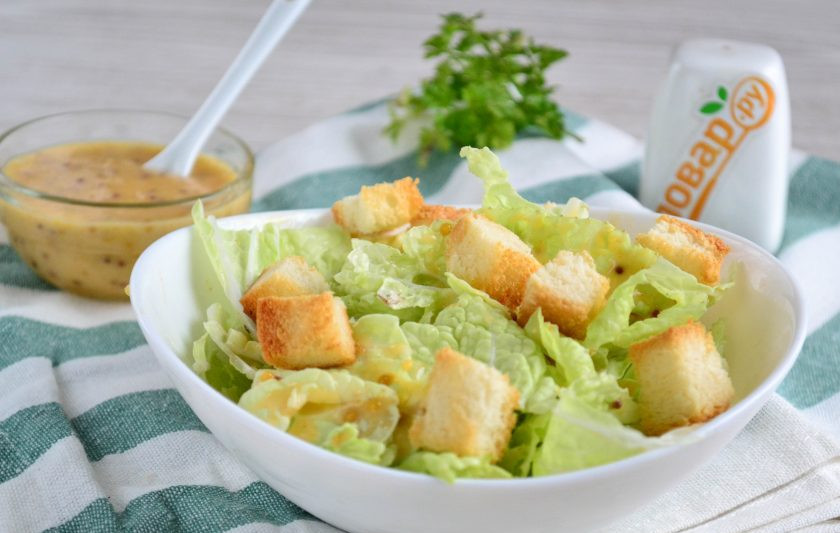 1. Этап. Медово-горчичная заправка для салата: Таким соусом можно заправлять любой салат. У меня пекинская капуста и сухарики. С этим соусом салат стал очень вкусным, ярким - идеальный обед или ужин.