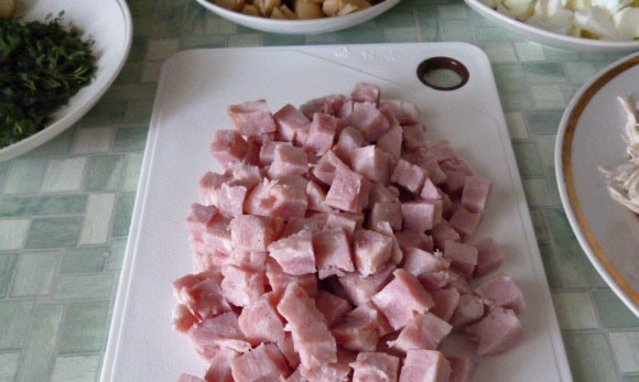 1. Этап. Салат Гнездо глухаря с грибами: Ветчину нарежьте небольшими кусочками.